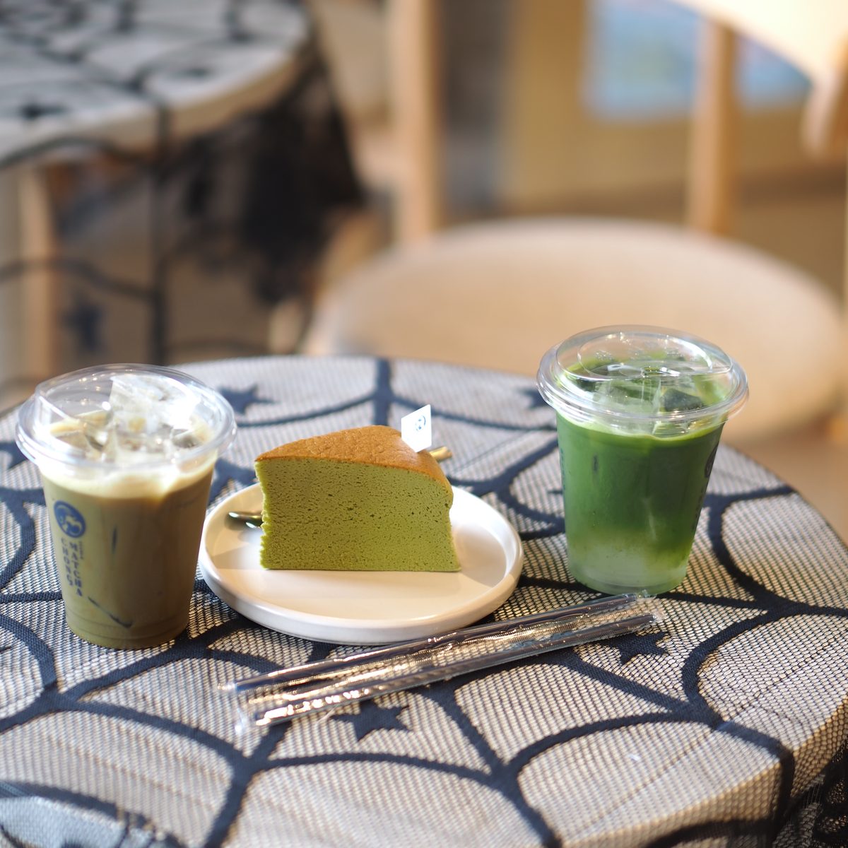 มัตจะกับเค้กในคาเฟ่